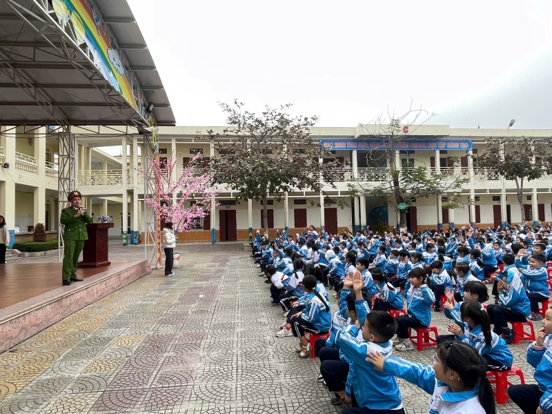 Công an phường Đông Hải tuyên truyền pháp luật cho học sinh Trường Tiểu học Nam Hải